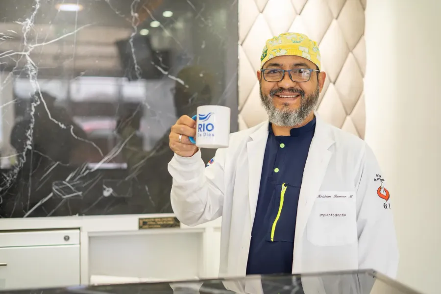 Dr. Cristián Romero compartiendo un momento de cercanía con los pacientes en el consultorio