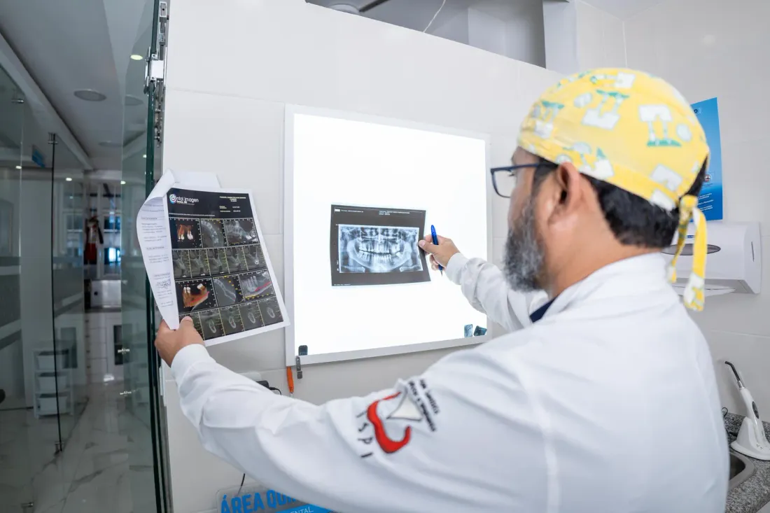 Dr. Cristián Romero analizando una radiografía panorámica durante el diagnóstico