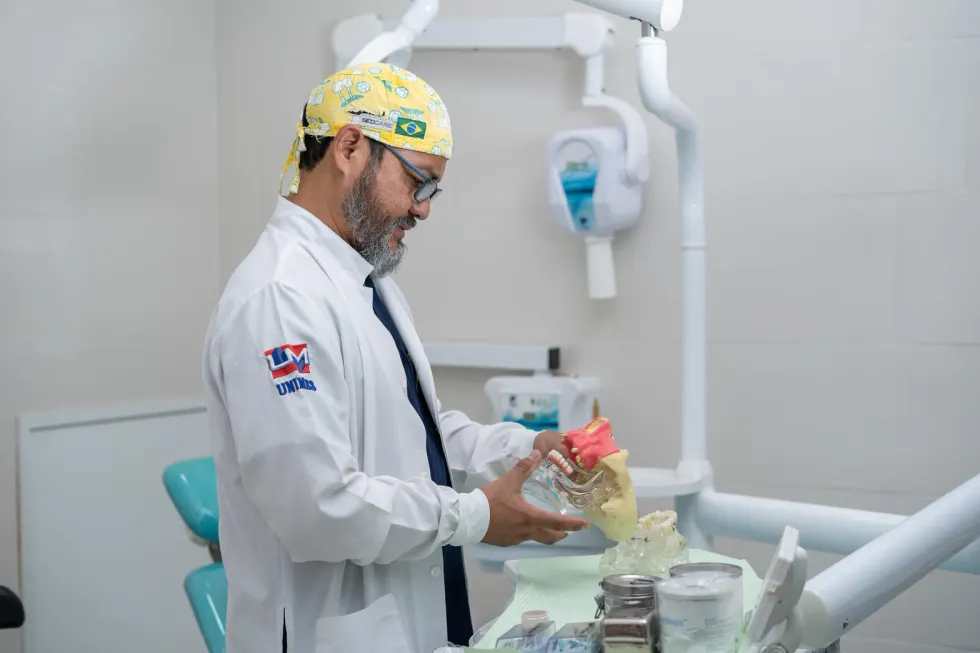 Dr. Cristián Romero revisando un modelo de la mordida